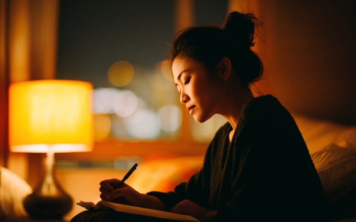 頭がごちゃごちゃする夜に読む“思考の掃除”のやり方